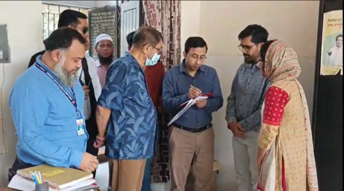 আকস্মিক স্বাস্থ্য কমপ্লেক্স পরিদর্শনে স্বাস্থ্যমন্ত্রী, অর্ধেকের বেশি অনুপস্থিত