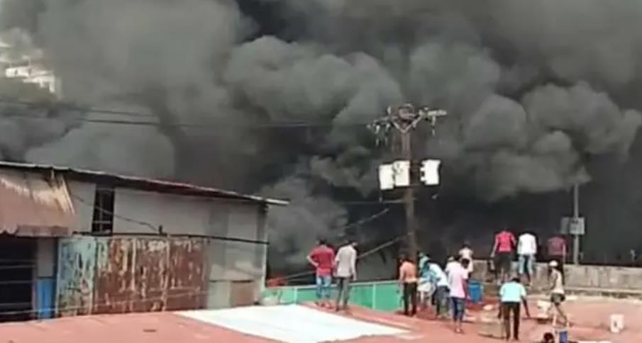 কেরানীগঞ্জে গ্যাস লাইটার কারখানায় আগুন