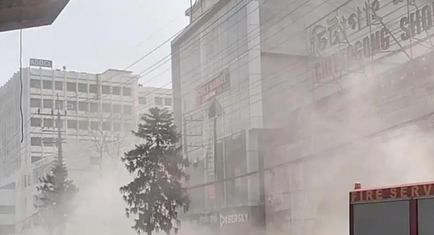 চিটাগং শপিং কমপ্লেক্সে আগুন, নিয়ন্ত্রণে ৫ ইউনিট