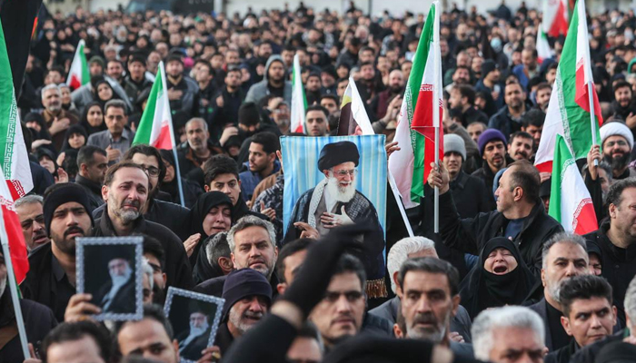 সমর্থকদের সড়কে থাকার আহ্বান জানাল ইরান সরকার