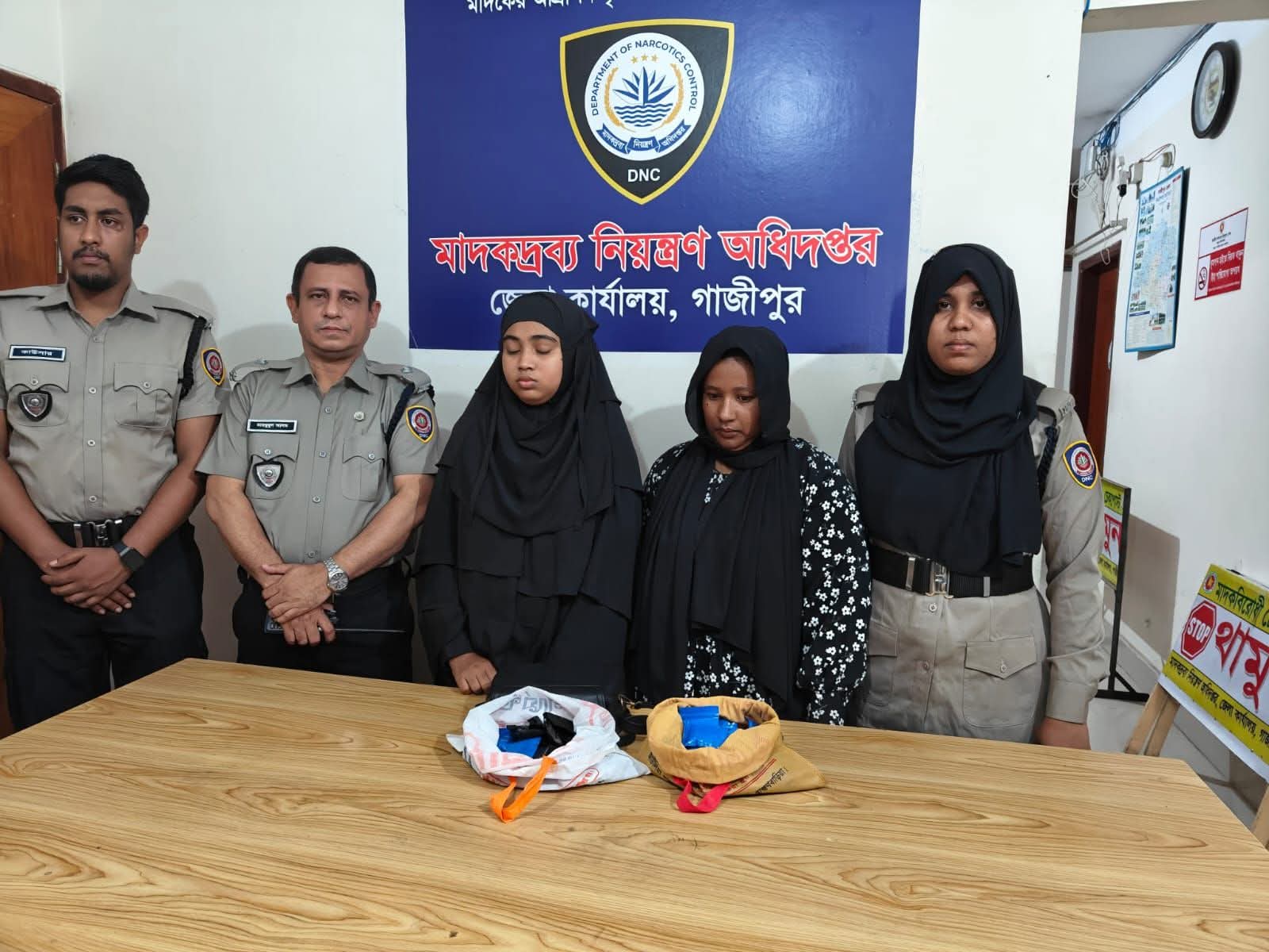গাজীপুরে ১০ হাজার ইয়াবাসহ দুই নারী গ্রেপ্তার