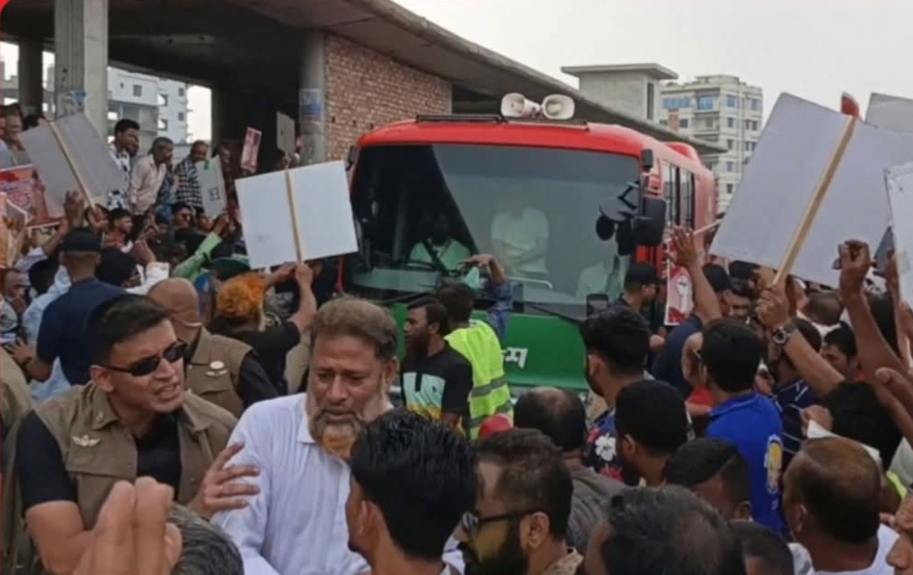 টঙ্গীতে প্রধানমন্ত্রীর বহরের সামনে মানবপ্রাচীর, নূরুল ইসলাম সরকারের মুক্তির দাবিতে জনসমাগম