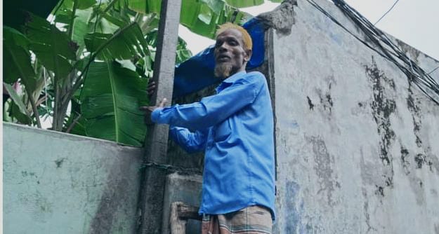  চাঁদা না পেয়ে রাস্তা বন্ধ, ছাদ ডিঙিয়ে  জীবনের ঝুঁকিতে ১০ পরিবার