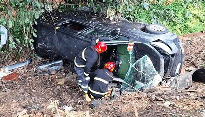 নিয়ন্ত্রণ হারিয়ে মাইক্রোবাস খাদে, প্রাণ গেল ৩ জনের